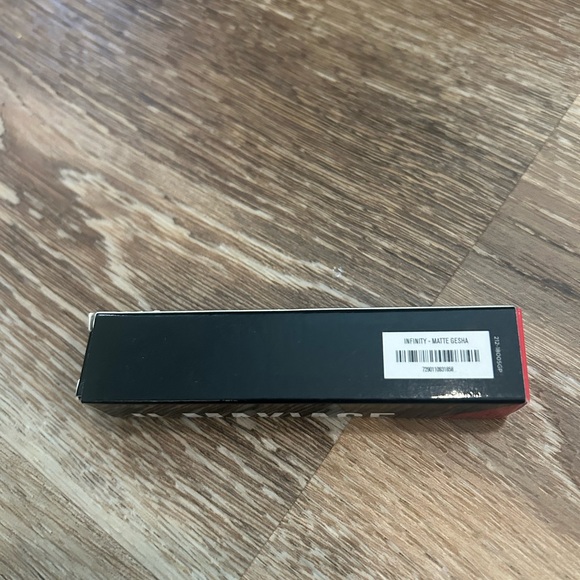 NEW! IL MAKIAGE Infinity Lip Cream in Matte Gesha 405 - Picture 8 of 8